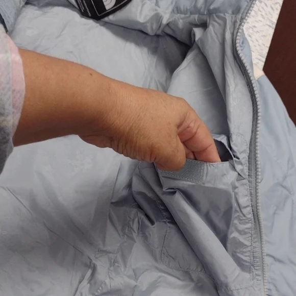 The North Face Women's Blue and Cream Ski Jacket ,Hikin,Snow. - Picture 10 of 16